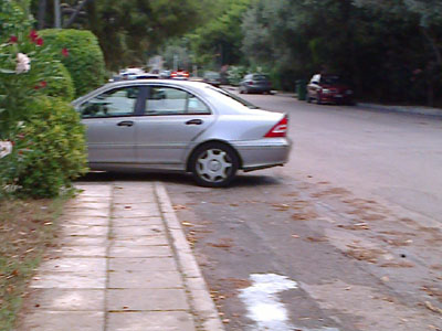 To πάρκαρε κάθετα στο πεζοδρόμιο…